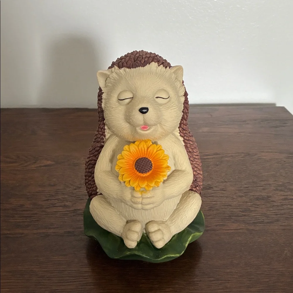 NWT- Adorable Hedgehog 🦔 Garden Figurine with Sunflower 🌻 - Picture 1 of 10